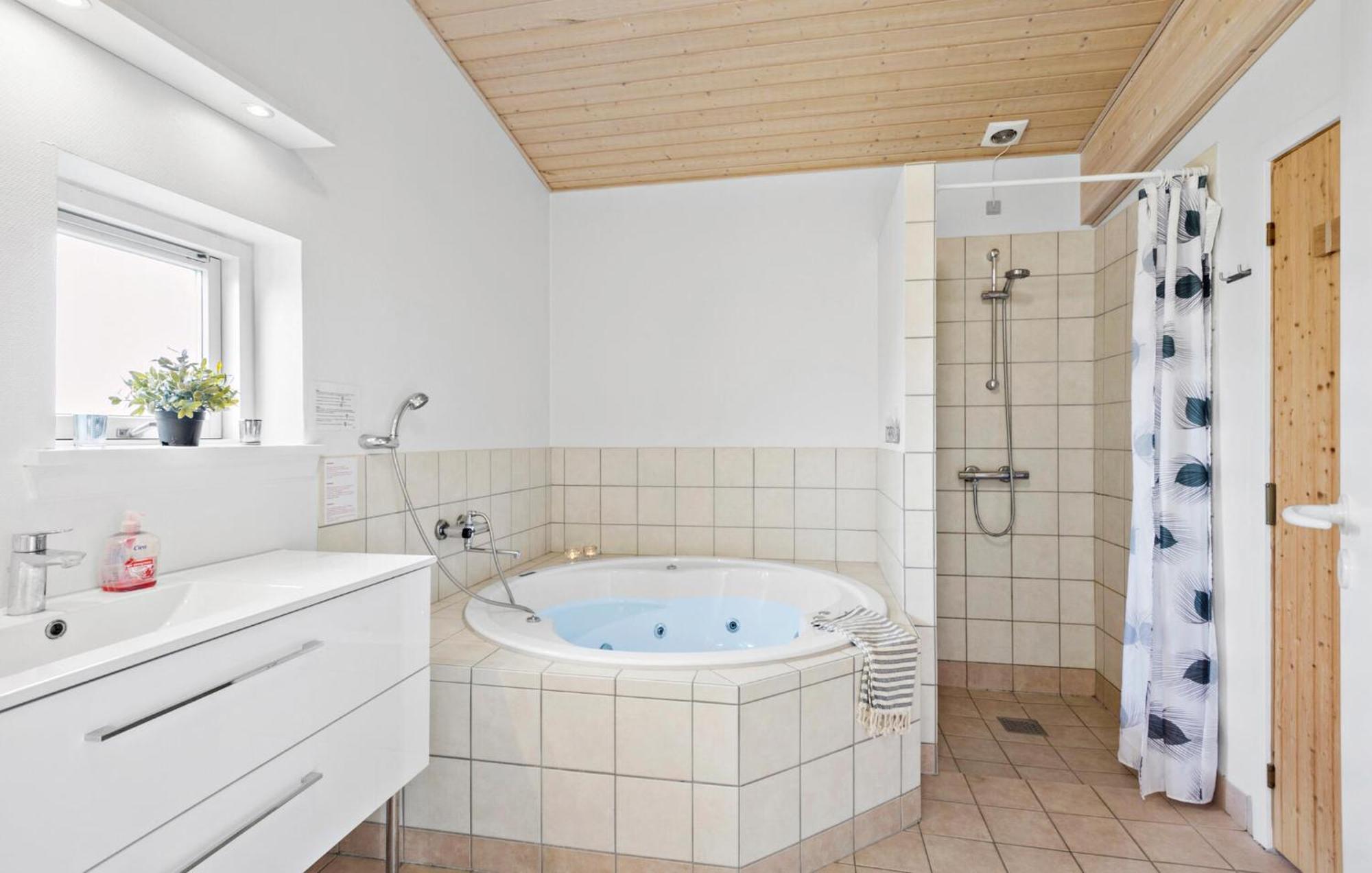 4 Bedroom Nice Home In Fåborg Extérieur photo